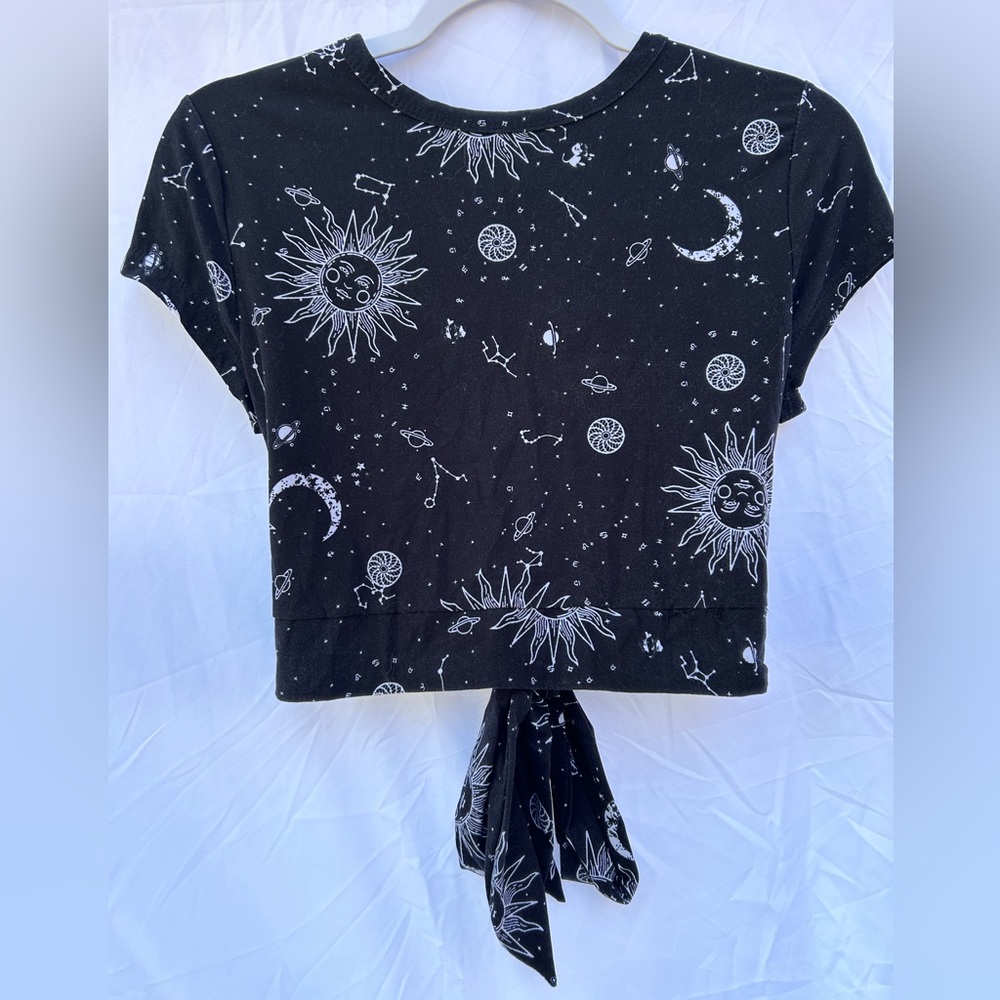 Justify Tie Back Short Sleeve w/Astrology Pattern, Large